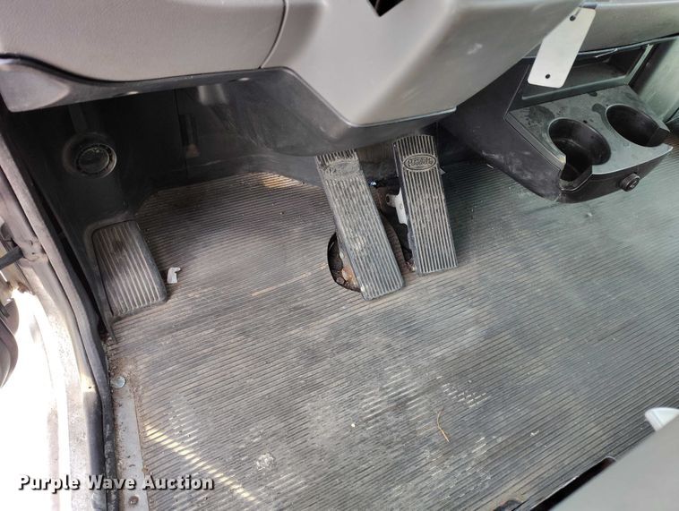 image for item DT0870 2016 Peterbilt 330 box truck