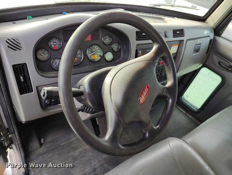 image for item DT0870 2016 Peterbilt 330 box truck