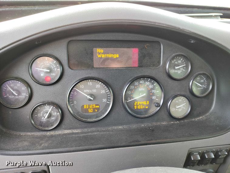 image for item DT0870 2016 Peterbilt 330 box truck