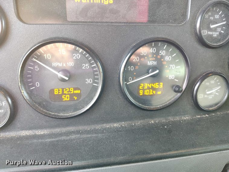 image for item DT0870 2016 Peterbilt 330 box truck