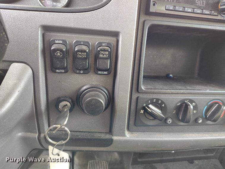 image for item DT0870 2016 Peterbilt 330 box truck