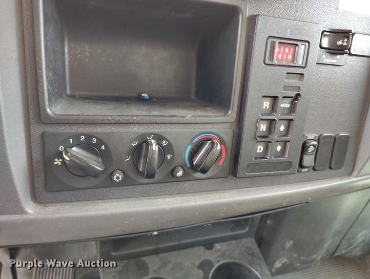 image for item DT0870 2016 Peterbilt 330 box truck