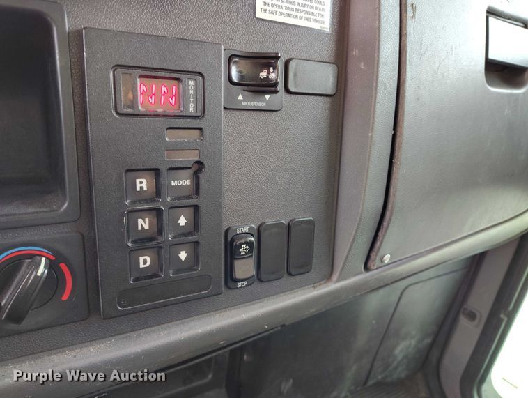 image for item DT0870 2016 Peterbilt 330 box truck