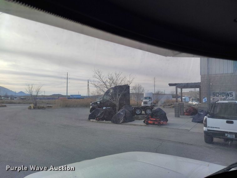 image for item DT0870 2016 Peterbilt 330 box truck