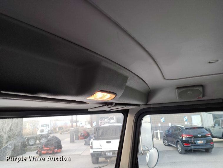 image for item DT0870 2016 Peterbilt 330 box truck