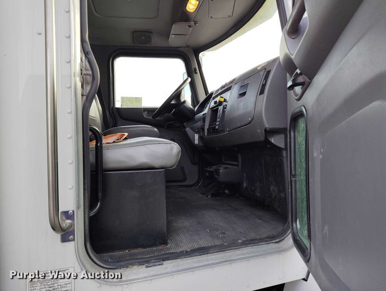 image for item DT0870 2016 Peterbilt 330 box truck