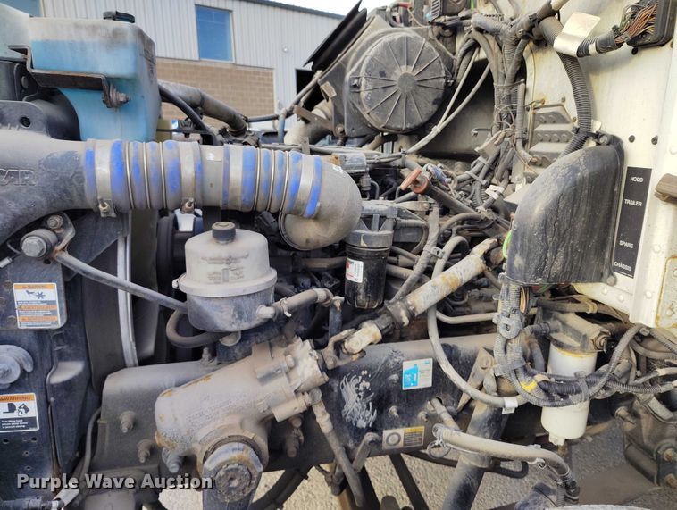 image for item DT0870 2016 Peterbilt 330 box truck