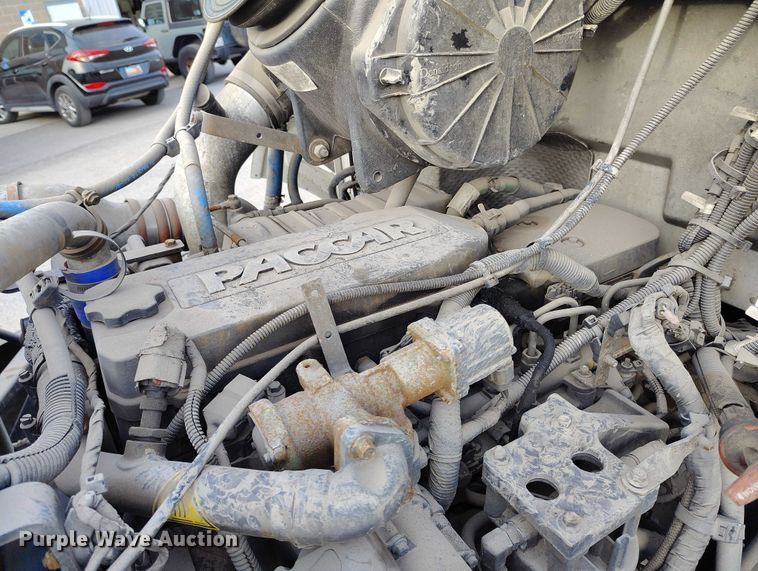 image for item DT0870 2016 Peterbilt 330 box truck