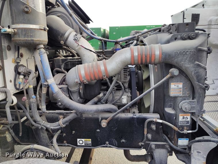 image for item DT0870 2016 Peterbilt 330 box truck