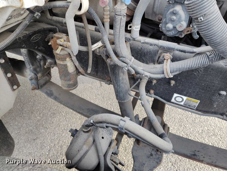 image for item DT0870 2016 Peterbilt 330 box truck