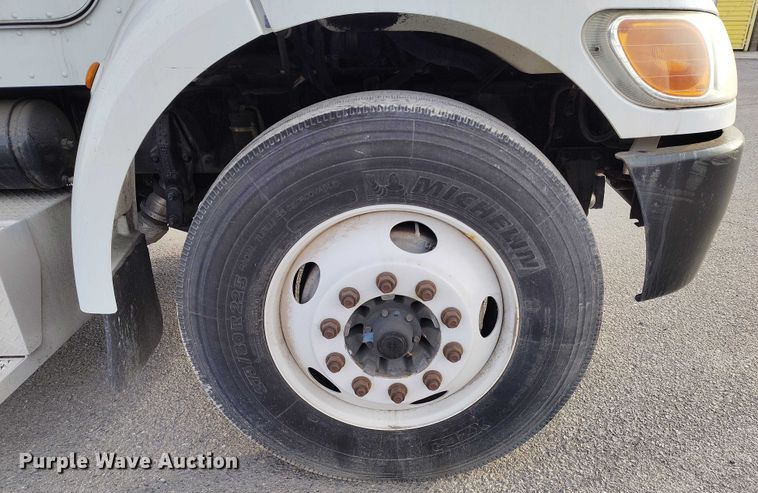 image for item DT0870 2016 Peterbilt 330 box truck