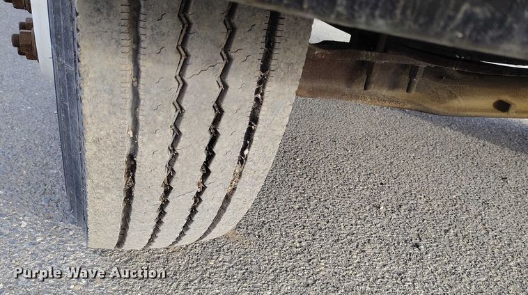 image for item DT0870 2016 Peterbilt 330 box truck