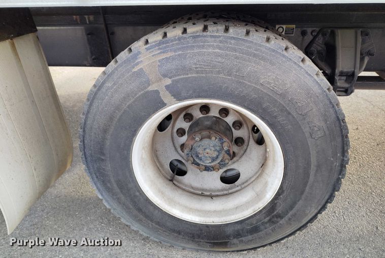 image for item DT0870 2016 Peterbilt 330 box truck