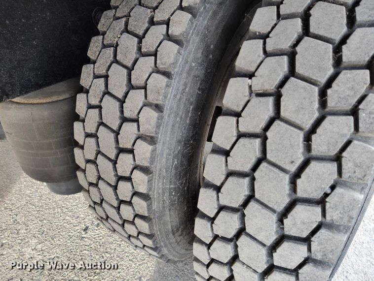 image for item DT0870 2016 Peterbilt 330 box truck