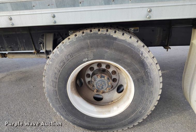 image for item DT0870 2016 Peterbilt 330 box truck