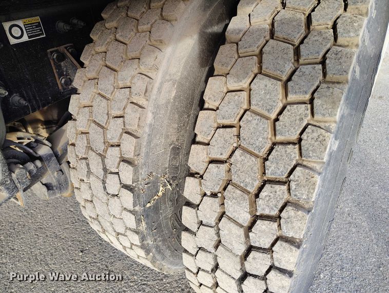 image for item DT0870 2016 Peterbilt 330 box truck