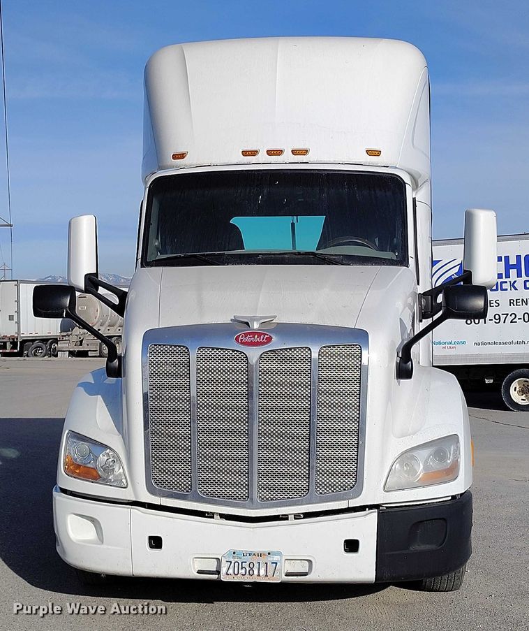 image for item DT0871 2018 Peterbilt 579 semi truck