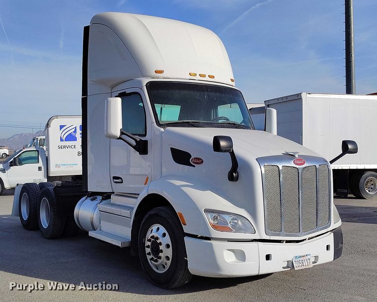image for item DT0871 2018 Peterbilt 579 semi truck