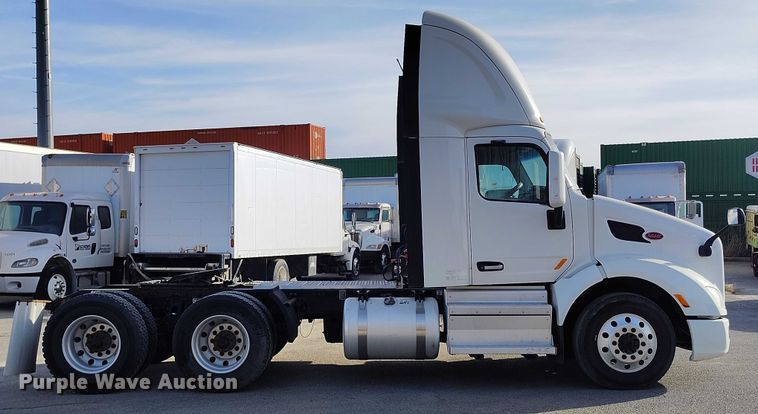 image for item DT0871 2018 Peterbilt 579 semi truck