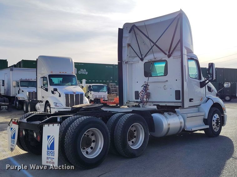 image for item DT0871 2018 Peterbilt 579 semi truck