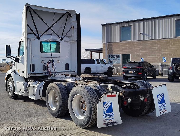 image for item DT0871 2018 Peterbilt 579 semi truck