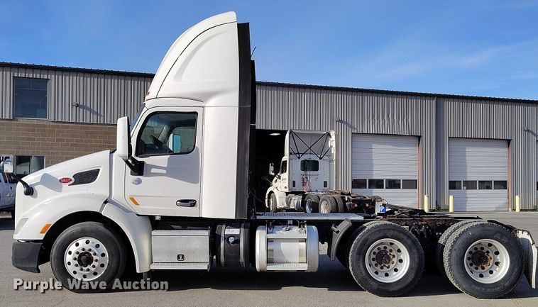image for item DT0871 2018 Peterbilt 579 semi truck