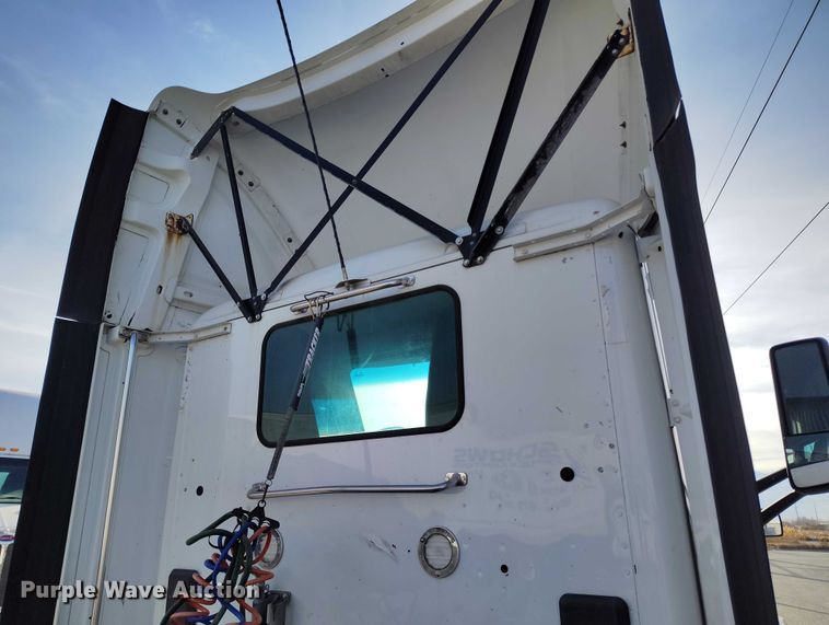 image for item DT0871 2018 Peterbilt 579 semi truck