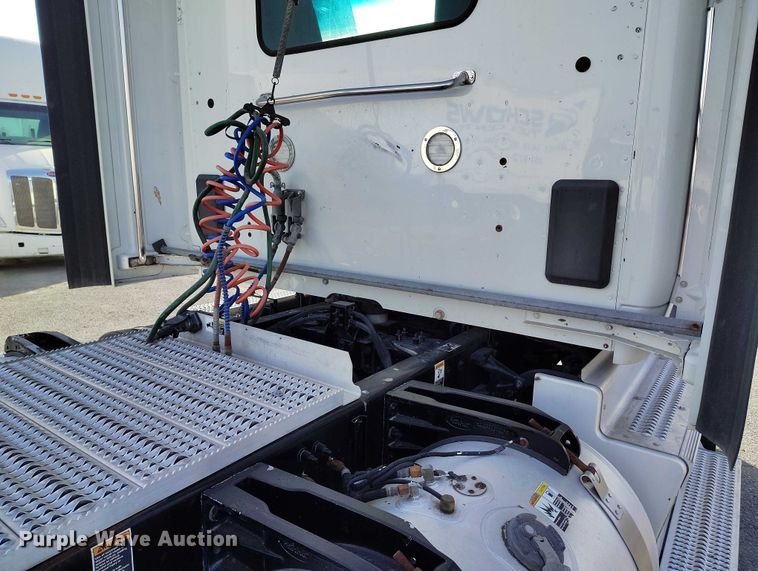 image for item DT0871 2018 Peterbilt 579 semi truck