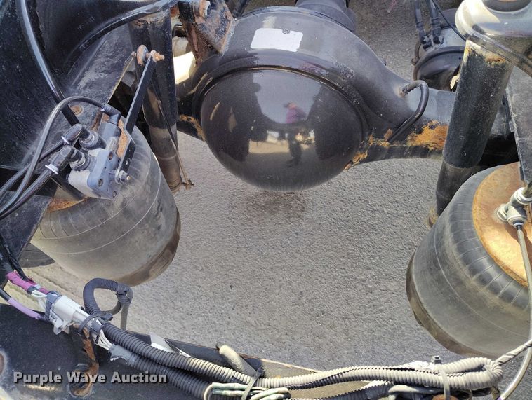 image for item DT0871 2018 Peterbilt 579 semi truck