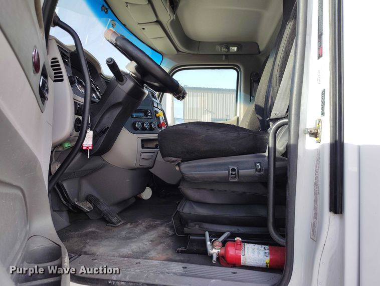 image for item DT0871 2018 Peterbilt 579 semi truck