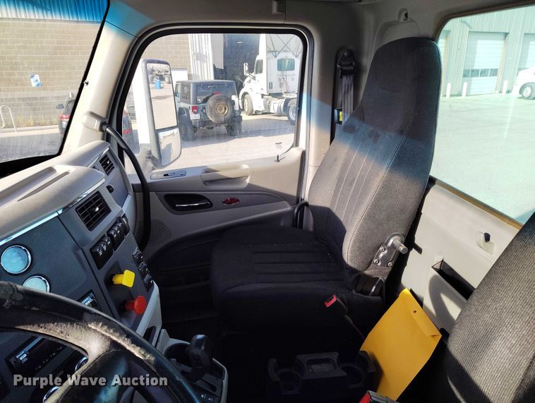 image for item DT0871 2018 Peterbilt 579 semi truck