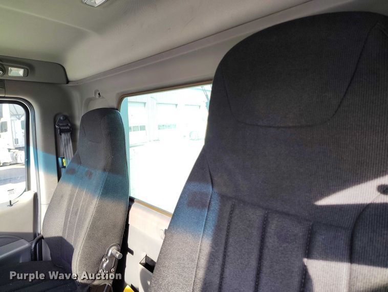 image for item DT0871 2018 Peterbilt 579 semi truck