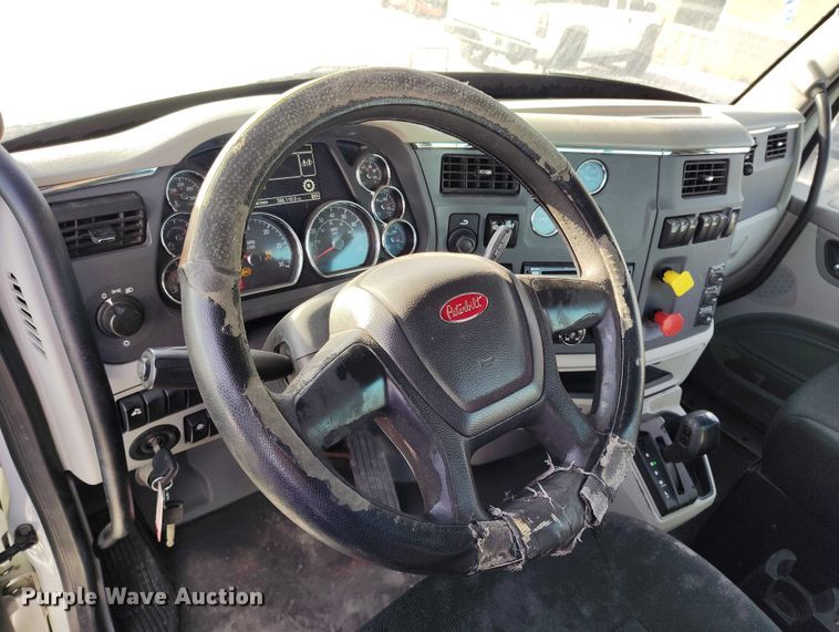image for item DT0871 2018 Peterbilt 579 semi truck
