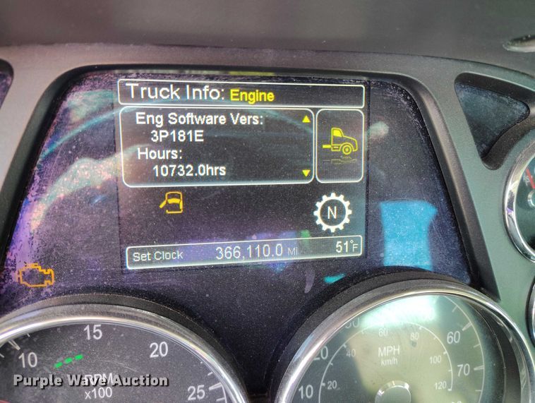 image for item DT0871 2018 Peterbilt 579 semi truck