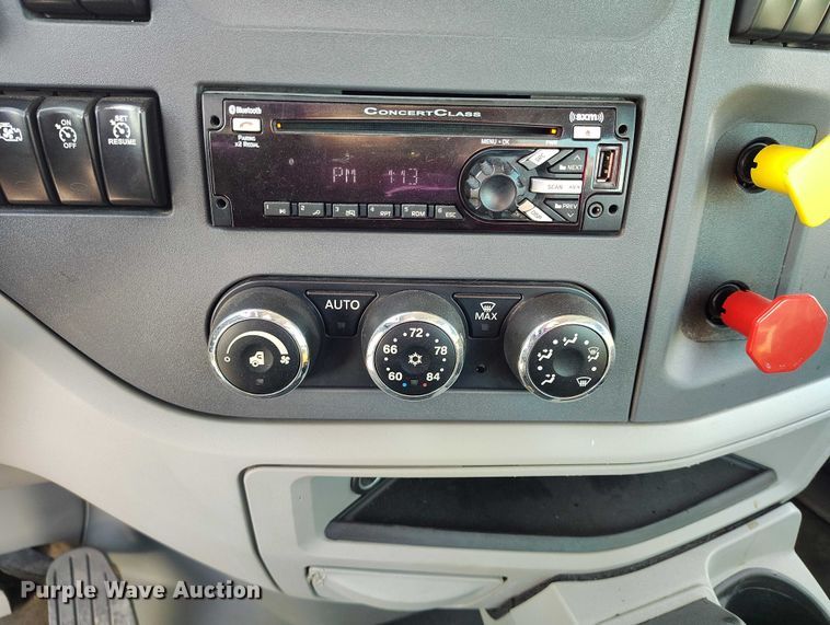 image for item DT0871 2018 Peterbilt 579 semi truck