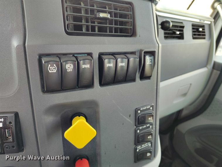 image for item DT0871 2018 Peterbilt 579 semi truck