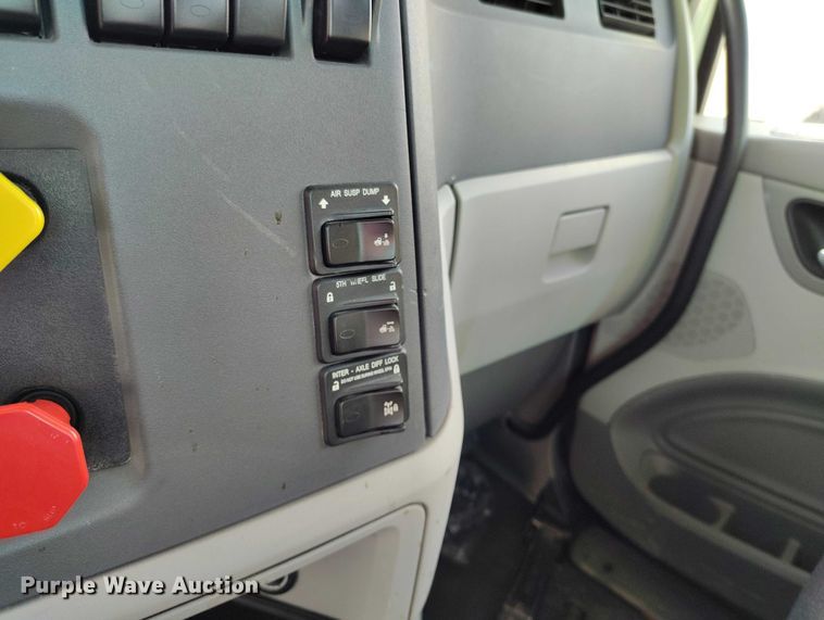 image for item DT0871 2018 Peterbilt 579 semi truck