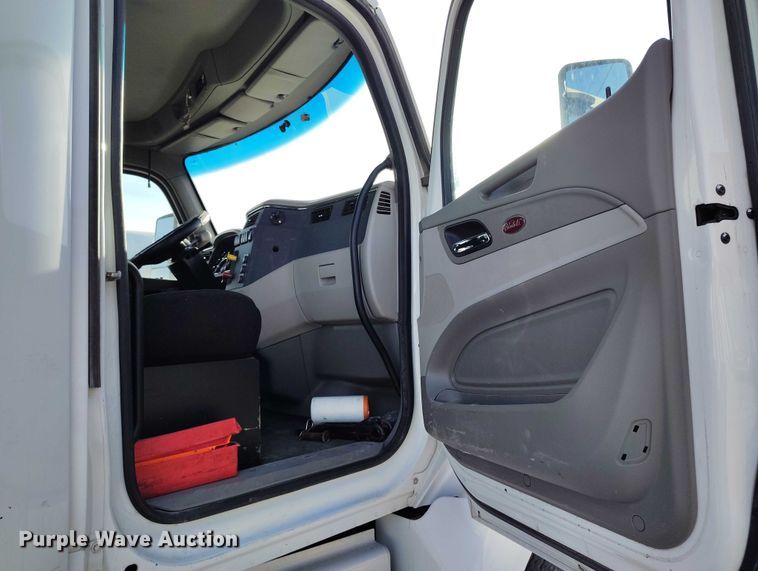 image for item DT0871 2018 Peterbilt 579 semi truck