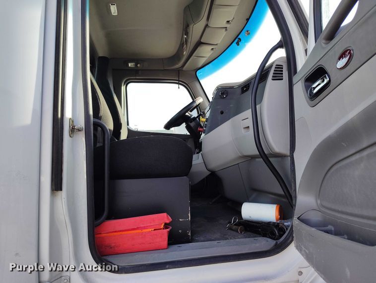 image for item DT0871 2018 Peterbilt 579 semi truck