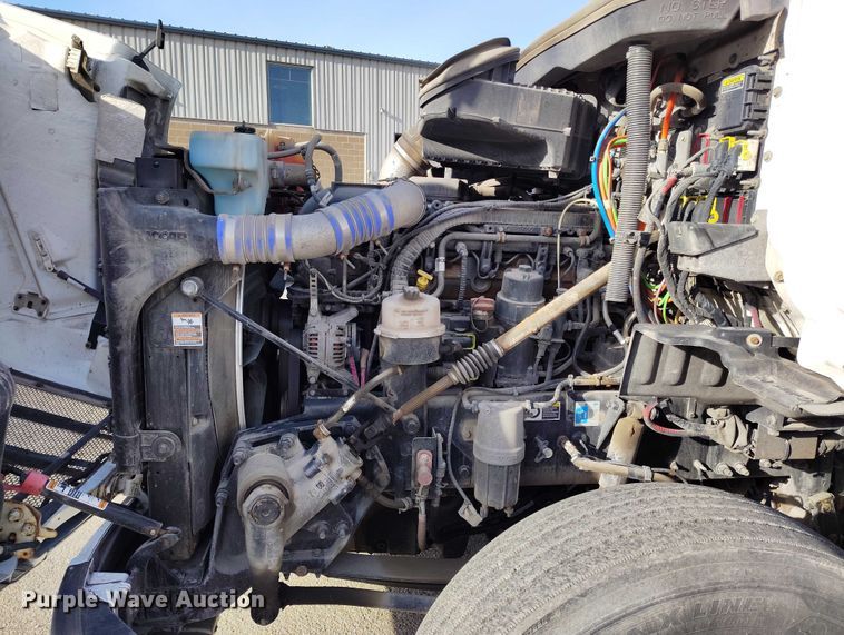 image for item DT0871 2018 Peterbilt 579 semi truck