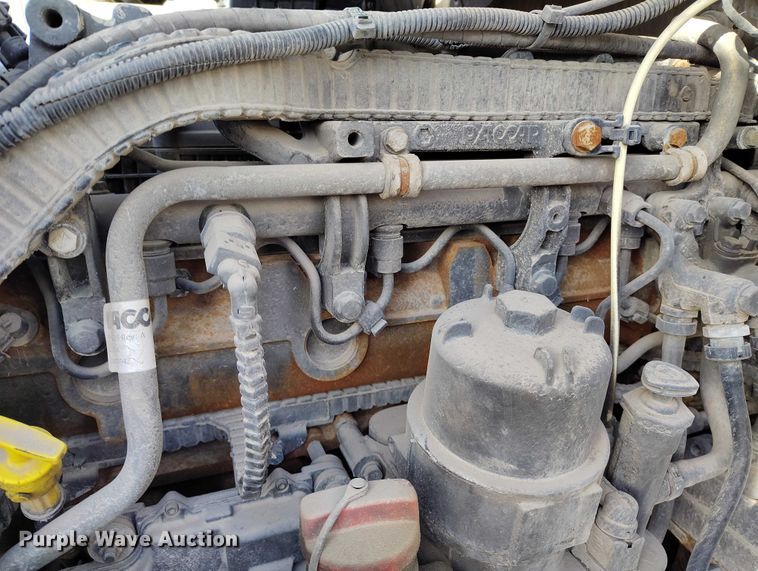 image for item DT0871 2018 Peterbilt 579 semi truck