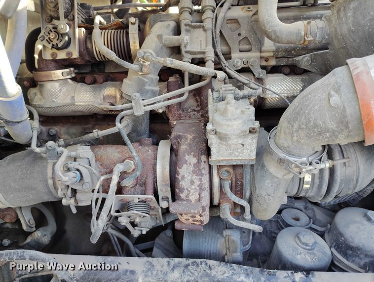 image for item DT0871 2018 Peterbilt 579 semi truck