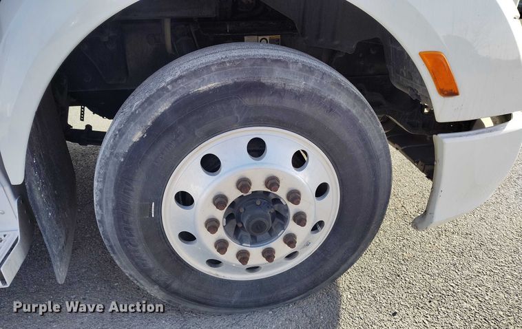 image for item DT0871 2018 Peterbilt 579 semi truck