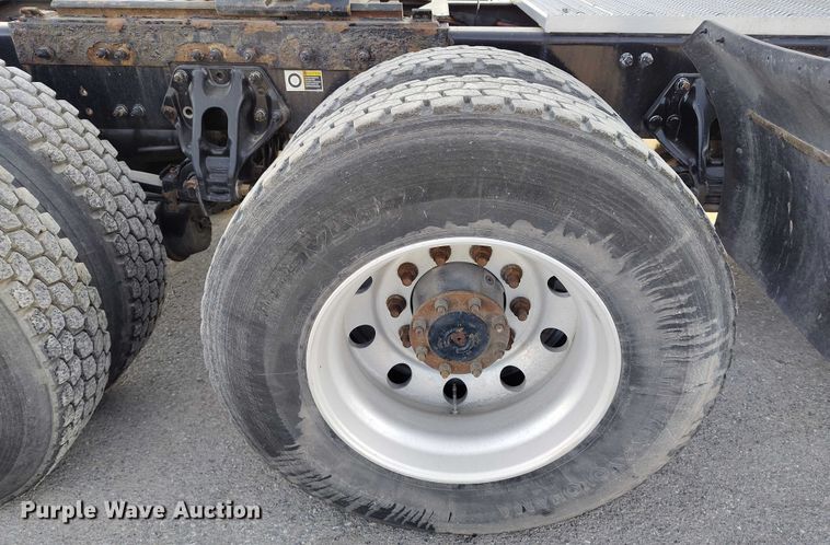 image for item DT0871 2018 Peterbilt 579 semi truck