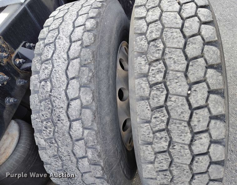 image for item DT0871 2018 Peterbilt 579 semi truck