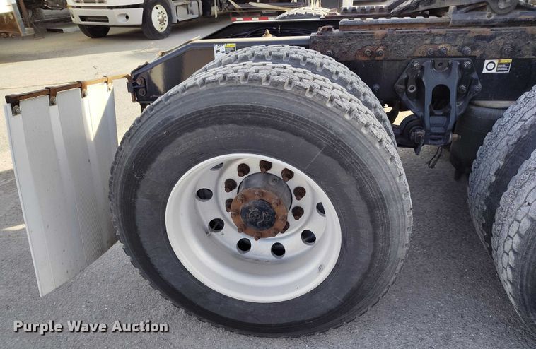 image for item DT0871 2018 Peterbilt 579 semi truck