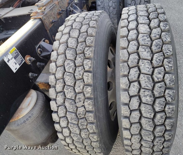 image for item DT0871 2018 Peterbilt 579 semi truck