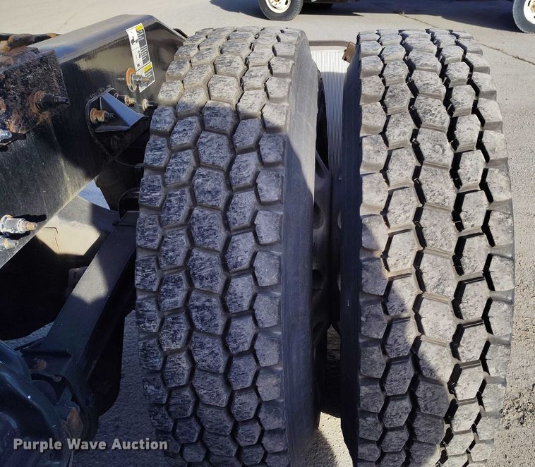 image for item DT0871 2018 Peterbilt 579 semi truck