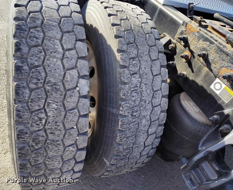 image for item DT0871 2018 Peterbilt 579 semi truck