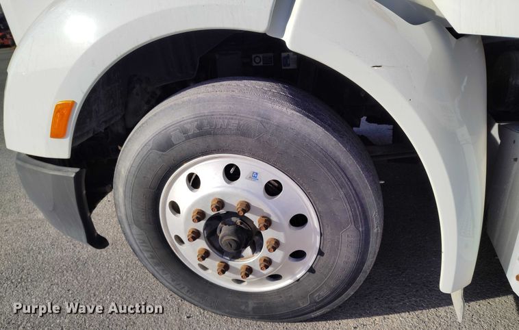 image for item DT0871 2018 Peterbilt 579 semi truck